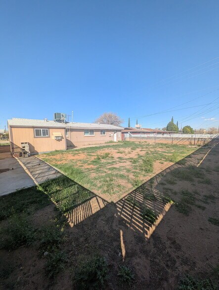 Building Photo - 5004 Royal Dr