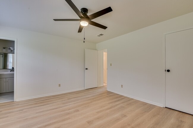 Building Photo - 4315 Parkwood Dr