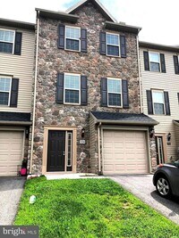 Building Photo - Spacious Townhome with Garage!