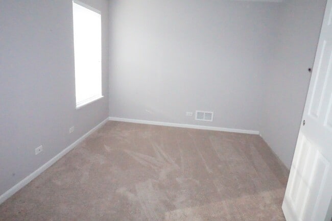 Building Photo - Rare find-3 Bedroom spacious corner unit with Den, 2.5 baths and 2 car garage