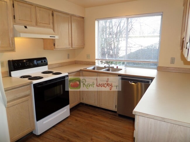 Building Photo - Cute Duplex with Attached Garage in Brown'...