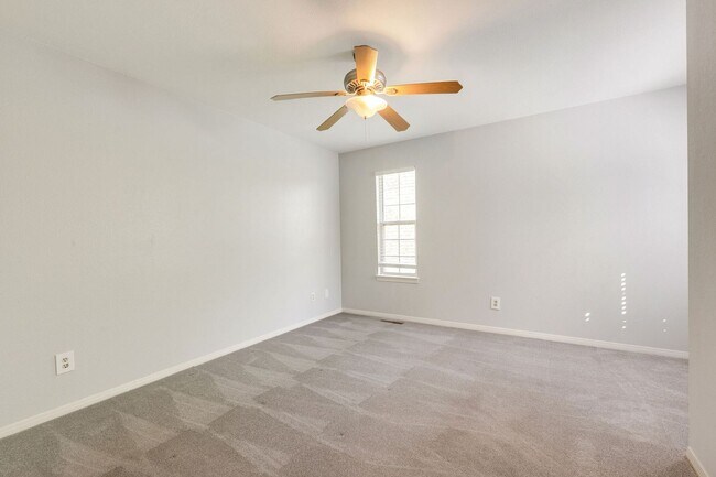 Building Photo - Updated 3-Bedroom Townhome in Ideal Location