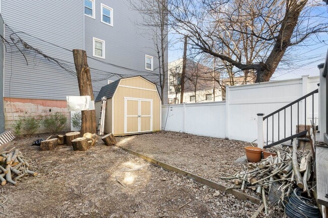 Building Photo - 603 1st St