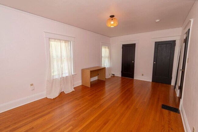 Building Photo - Near Northwest Neighborhood in South Bend 4 bedroom Craftsman style 2-story