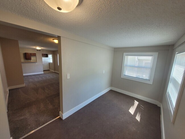 Building Photo - 2 Bedroom, 2 Bathroom Home with large garage!