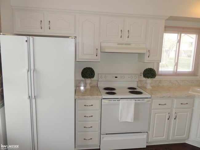 Building Photo - 1600 Stonecrest Dr