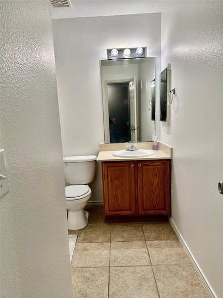 Building Photo - 29740 Sullivan Oaks Dr