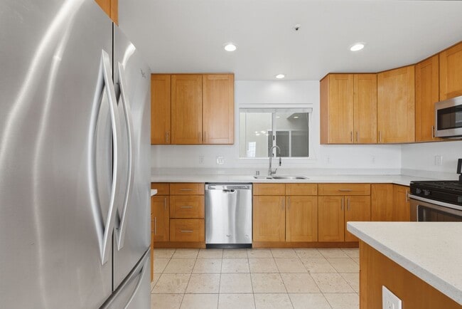 Building Photo - Top-Floor 3BR in Duplex Near BART | Vaulted Ceilings | In-Unit Laundry | Garage Parking