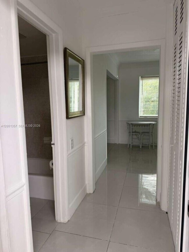 Building Photo - 2430 NE 135th St