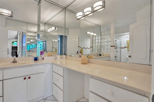 Building Photo - 3725 S Ocean Dr