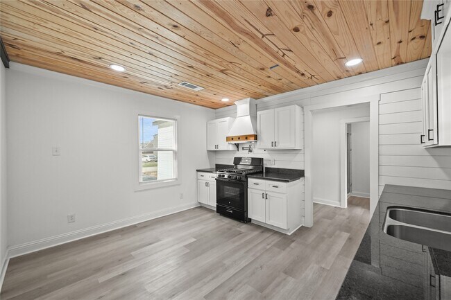 Building Photo - 205 Raymond St