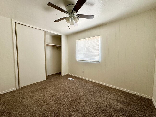 Building Photo - Cute Cozy and Centrally located