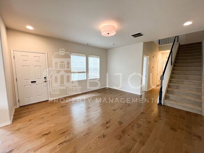 Building Photo - 1167 Solitaire St