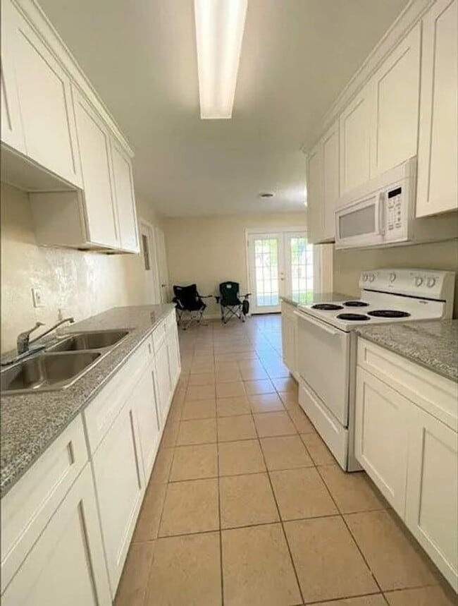 Building Photo - Stylish, Updated, Three Bedroom Home in the heart of Euless