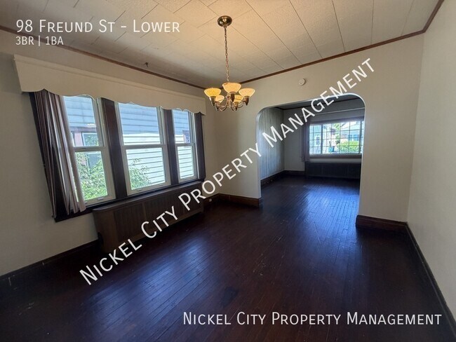 Building Photo - 98 Freund St