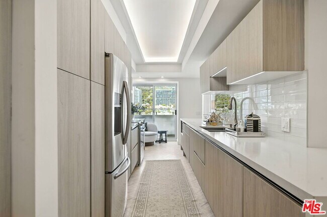Building Photo - 838 N Doheny Dr
