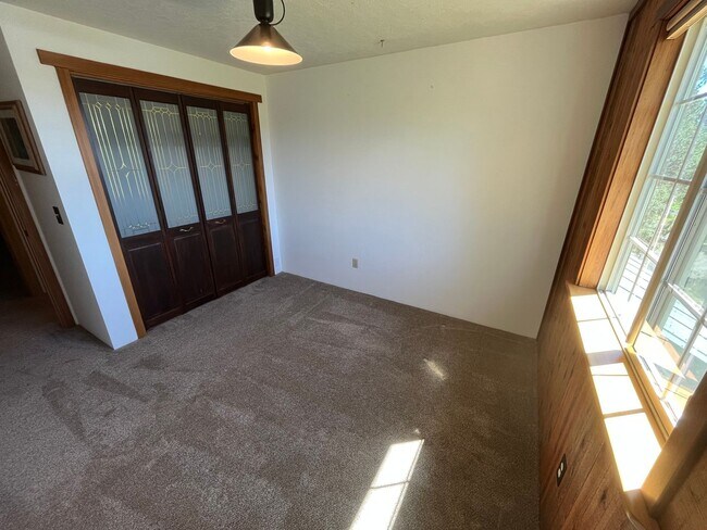 Building Photo - Custom Rustic 4-Bdr on beautiful 5 acres with Greenhouse in Sisters!