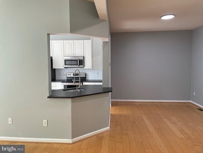 Building Photo - 30 Bridle Ct