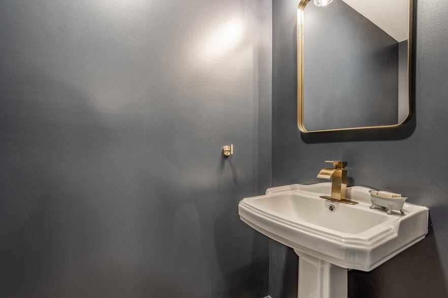 Building Photo - 108 W Main St