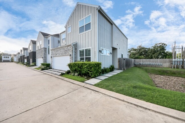 Building Photo - 8821 Hollister Pine Ct