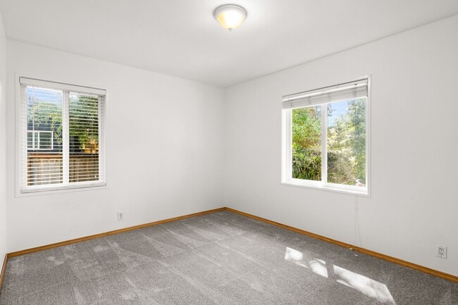 Building Photo - CHARMING HAYHURST 3 BEDROOMS, 2 BATH HOME