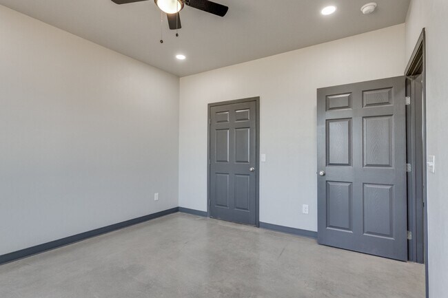 Building Photo - 12571 Highway 77 - 103
