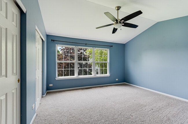 Building Photo - 913 Genesee Dr