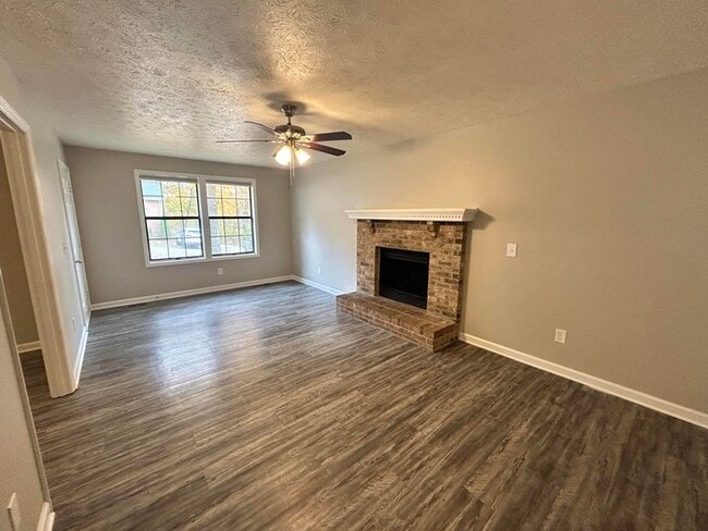 Building Photo - Stunning 3 bed / 2 bath home | Available now!