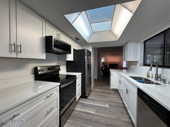 Building Photo - 1508 Poplar Dr