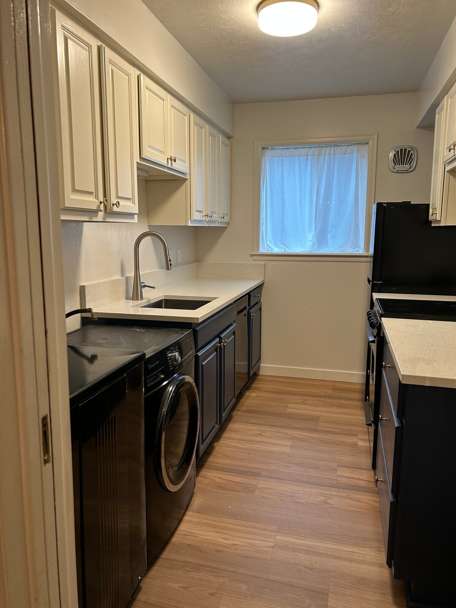 Building Photo - 405 S Coeur Dalene St