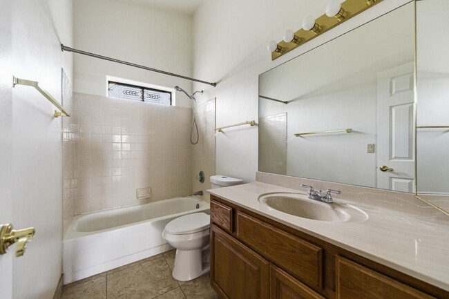 Building Photo - 17422 Flat Rock Dr
