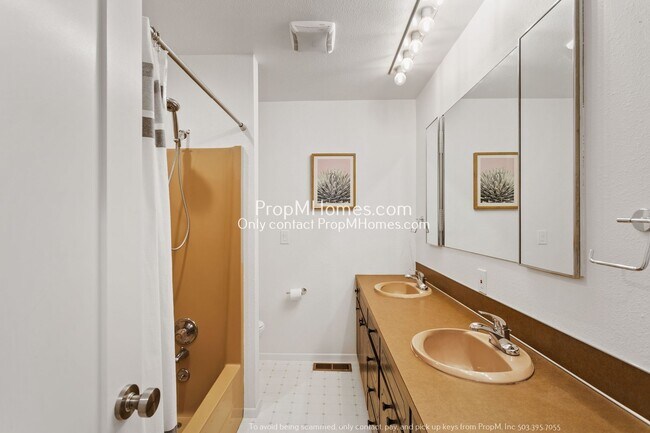 Building Photo - Mid-Century Modern Three Bedroom in Happy Valley!