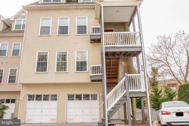 Building Photo - 204 Seneca Way