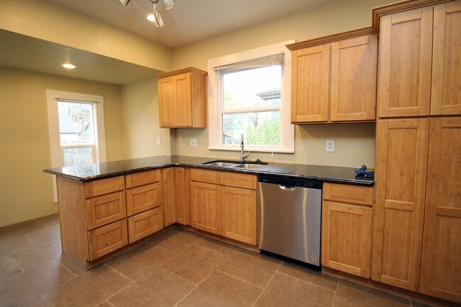 Building Photo - 3824 N Kerby Ave