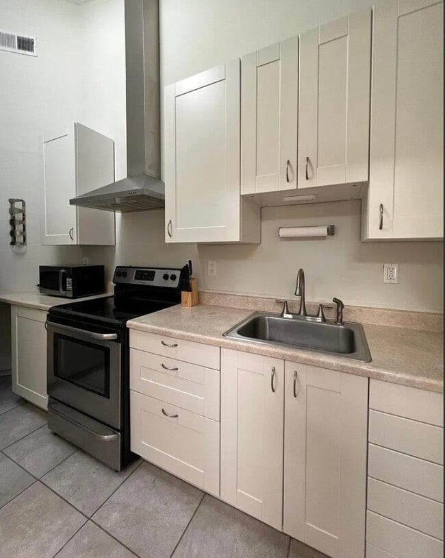 Building Photo - 1302 Delaware Ave