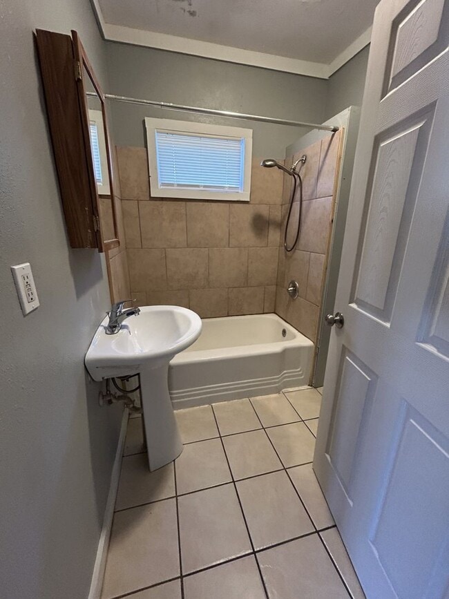 Building Photo - This One is a Stunner!  5br/3ba A MUST-SEE! - $1600/Mo!  Now Offering Short-Term Leasing!