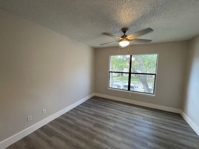 Building Photo - ANNUAL RENTAL - OASIS- 1 BED/1BATH