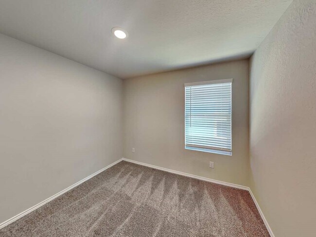 Building Photo - 144 Hollywood Dr