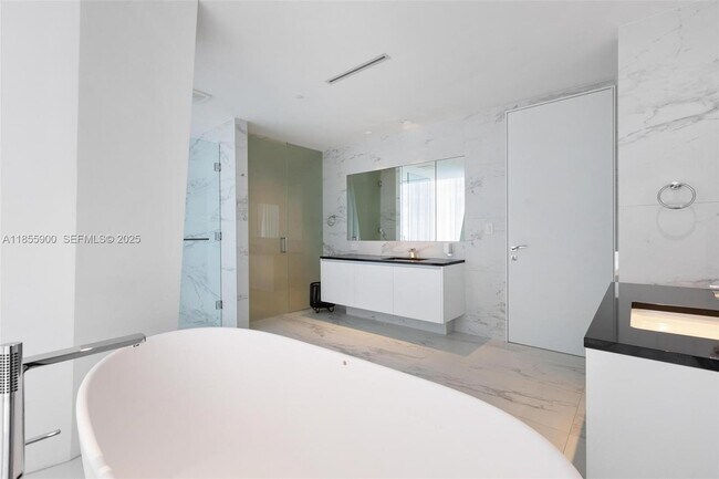 Building Photo - 1000 Biscayne Blvd