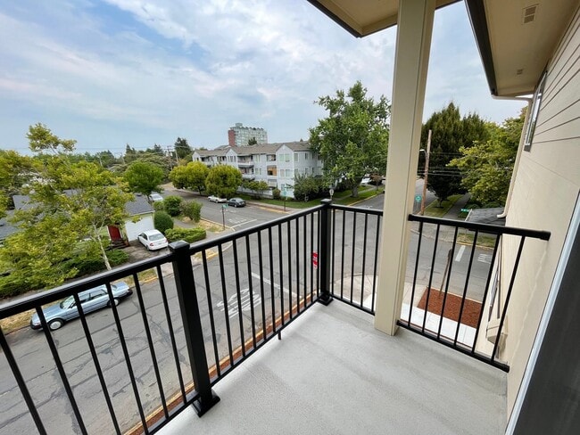 Building Photo - NEW 4 Bedroom / 4.5 Bath Duplex. A/C in every bedroom