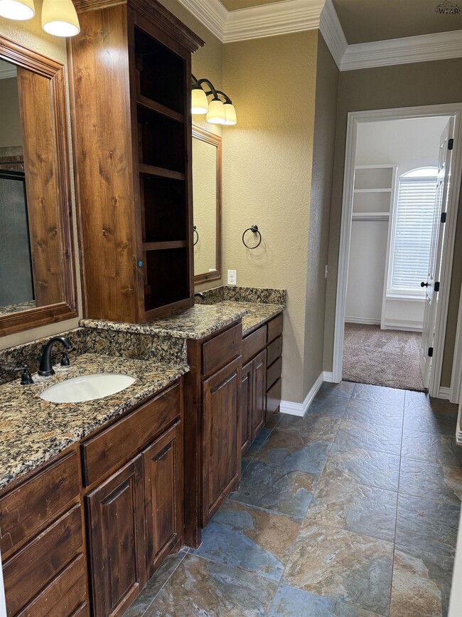 Building Photo - 5011 Lantana Dr