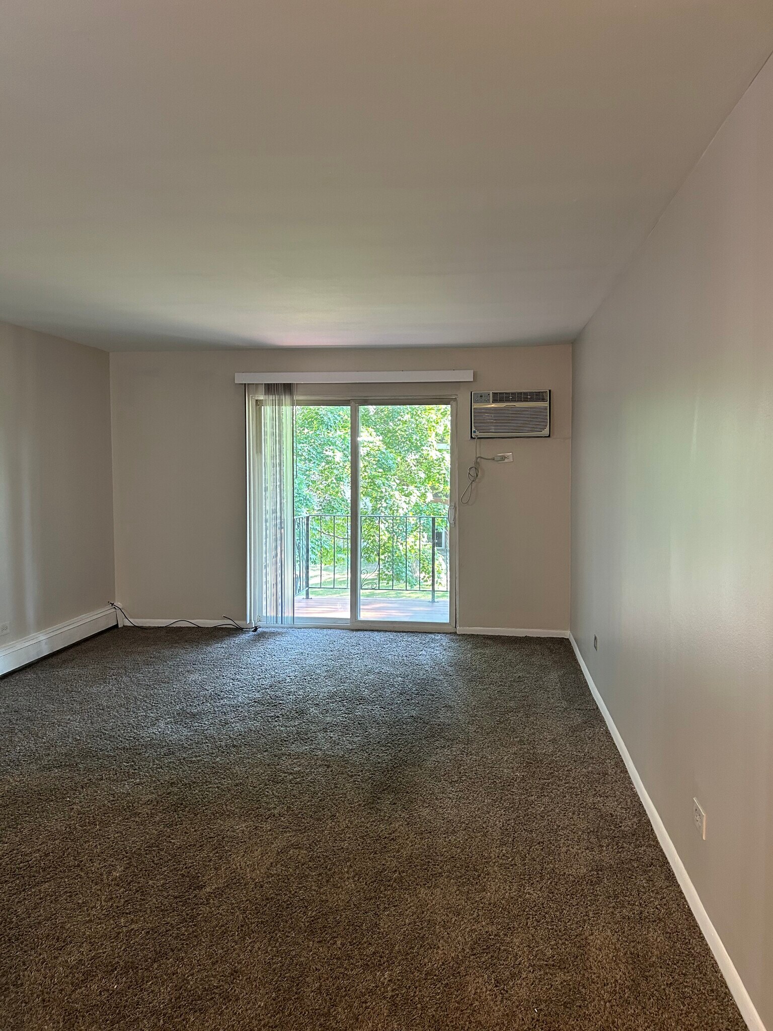 Building Photo - 555 Hill Dr