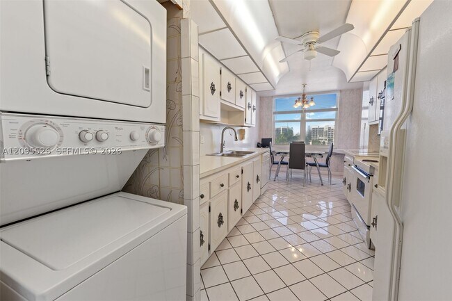 Building Photo - 2751 S Ocean Dr