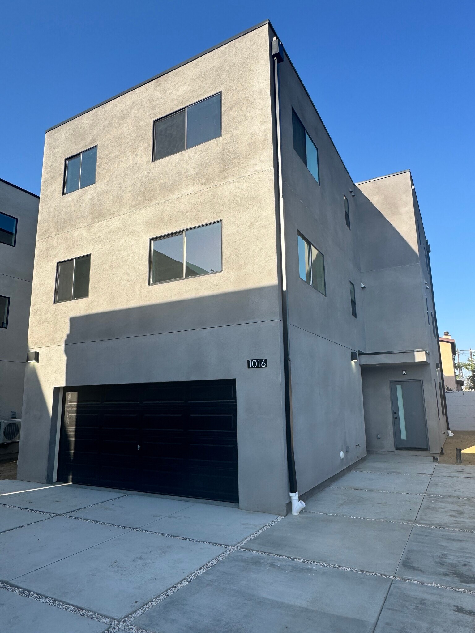 Building Photo - 1016 N Pioneer Ave