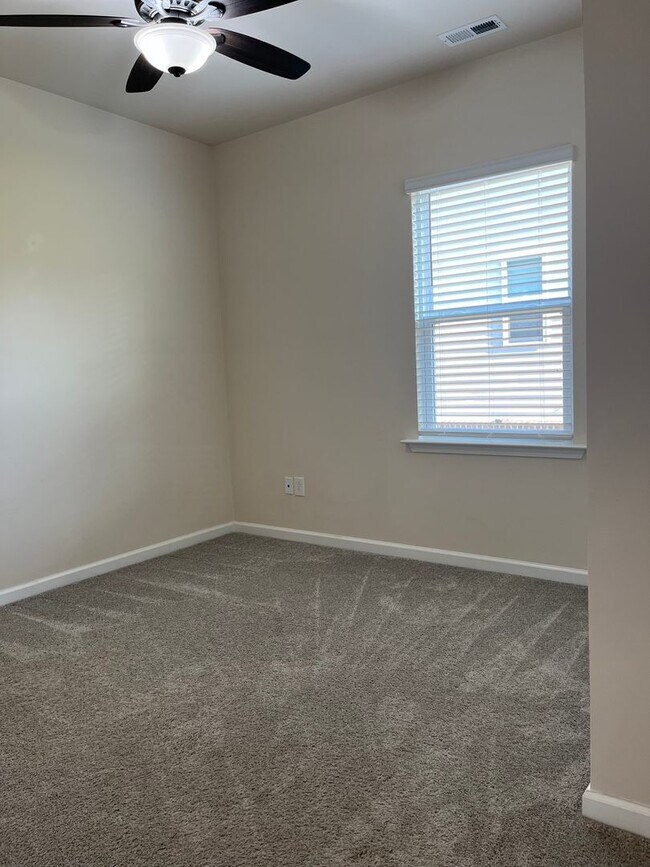Building Photo - AMAZING LOCATION, Fantastic 4 Bed Home, In...