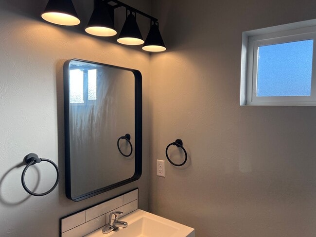Building Photo - Newer 3 bedroom 2.5 bathroom duplex in Thu...