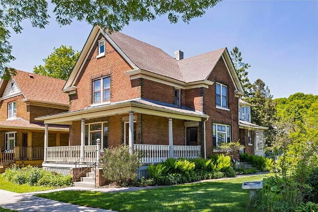Building Photo - 1 Bedroom + Den (Lower) & 2 Bedroom (Upper)  - St. Paul Duplex - Both Units Avaialble