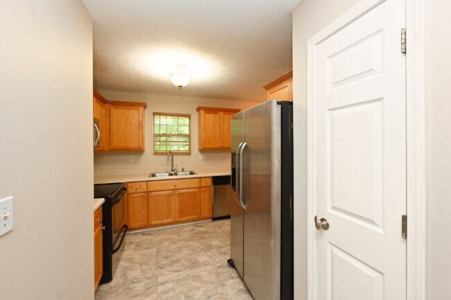 Building Photo - Springfield Gem! 3BR/2BA with Big Yard, St...