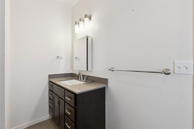 Building Photo - 1008 N Francis Ave