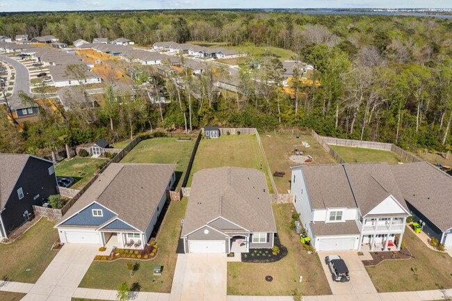 Building Photo - 338 Edgewater Wy